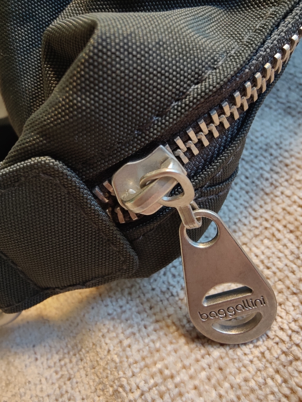 New 🆕 Baggallini Zurich Medium Hobo Crossbody Bag In Cement Grey - Picture 5 of 12